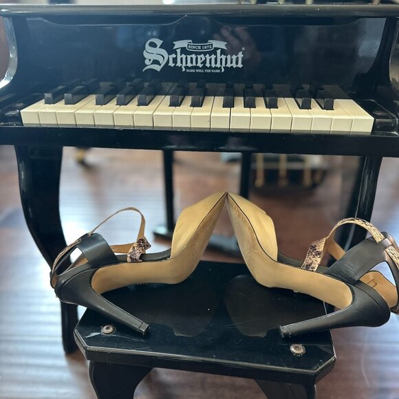 STUNNING DIBA WOMANS BEIGE STILLETTOS WITH BLACK & ALLIGATOR ACCENT STRAPS - Picture 3 of 5